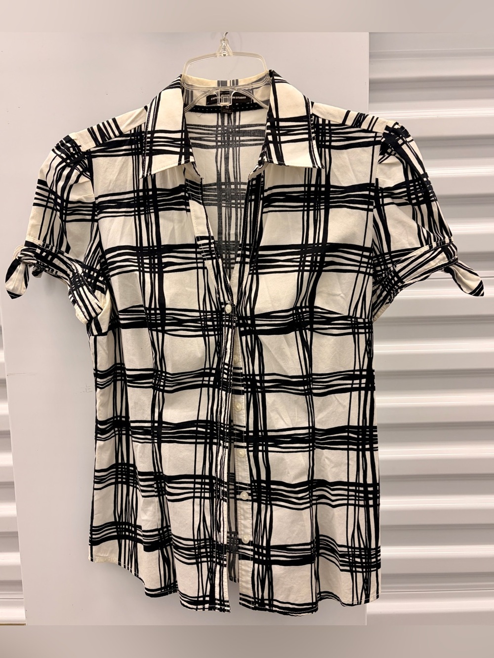 Express Design Studio black & white Women’s M button down blouse